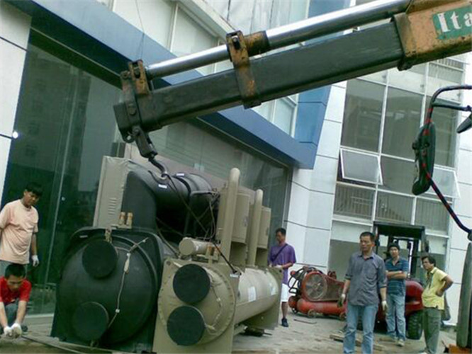 古田县随车吊和汽车吊的核心区别是什么？哪种更省钱？